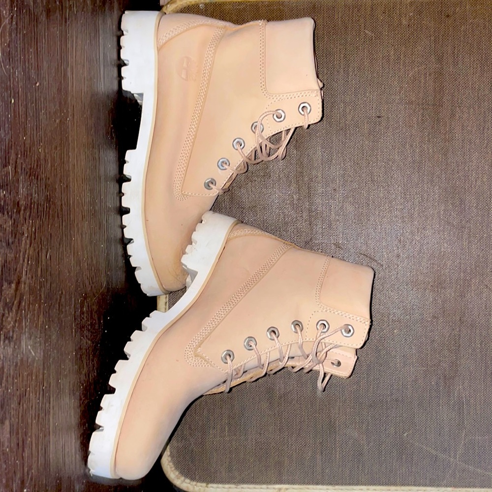 Womens size u.s 8.5, cream color kind of on a more pinky ish cream. Barley worn.